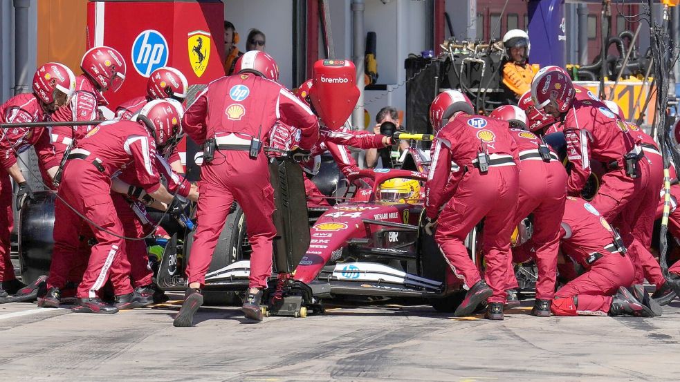 Lewis Hamilton verbesserte sich bei seinem ersten Ferrari-Heimspiel noch von Startplatz zwölf auf Rang vier. Foto: Luca Bruno/Pool AP/AP/dpa