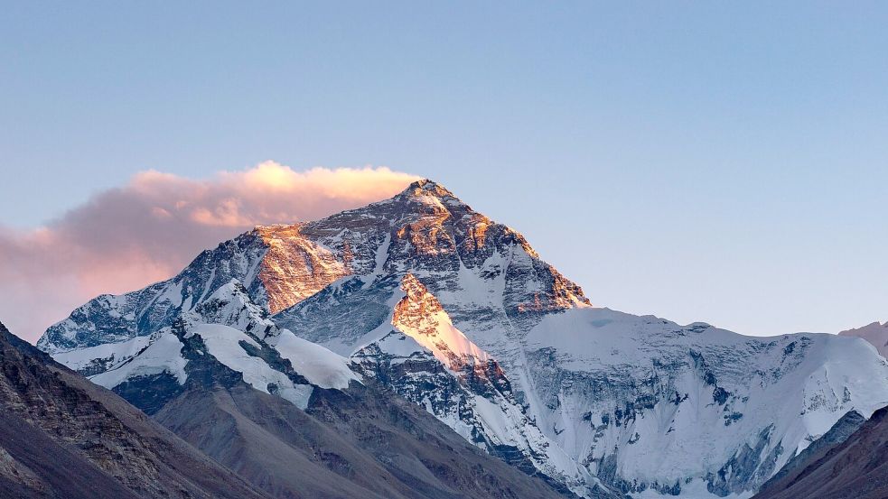 Der Mount Everest befindet sich an der Grenze von Nepal und China. (Archivbild) Foto: Zhang Rufeng/Xinhua/dpa