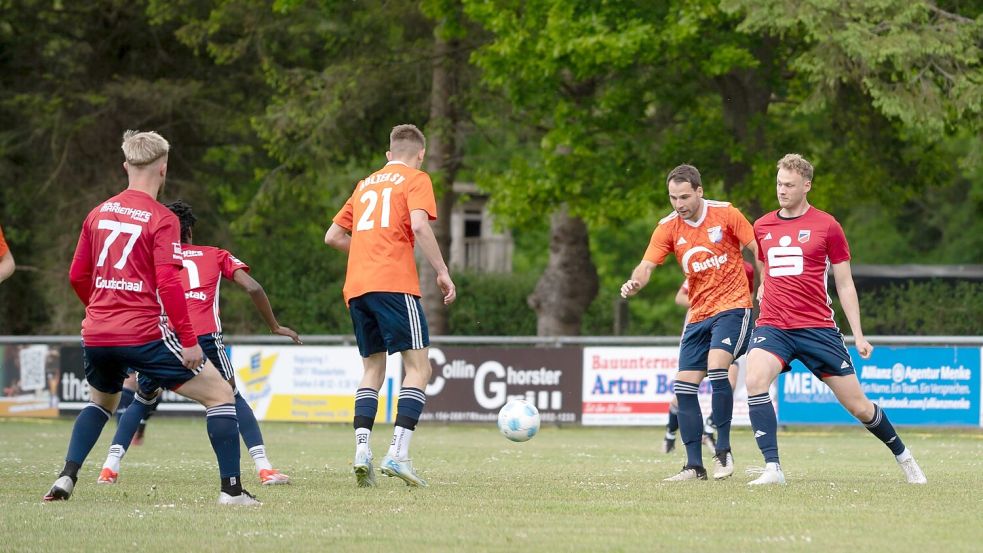 Der Holter SV (orange Trikots) kam gegen Marienhafe zu einem verdienten Sieg. Foto: Lohmann