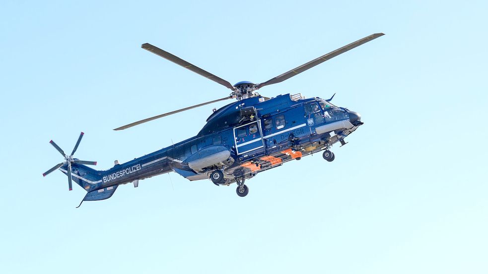Ein Hubschrauber der Bundespolizei unterstützte bei der Suche nach einem jungen Mann in Leer. Symbolfoto: Jonas Walzberg/dpa