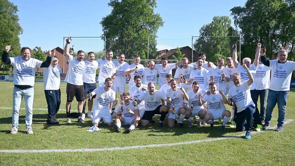 Groß war der Jubel beim souveränen Bezirksliga-Meister und Landesliga-Aufsteiger TuS Esens. Fotos: Doden/Blomberg