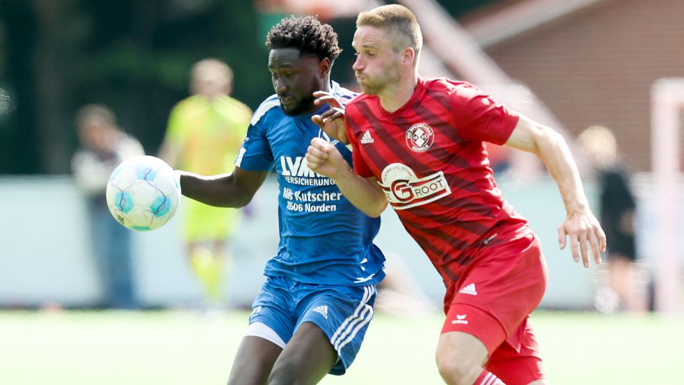 Süderneuland (links) verteidigte durch das 1:1 in Remels Platz zwei, der VfB Uplengen rutschte dagegen auf Rang vier zurück. Foto: Doden/Emden