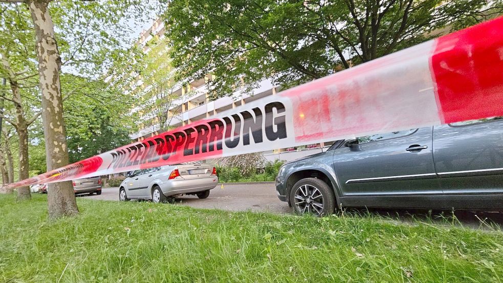 Die Polizei sperrte den Tatort in der Innenstadt von Halle am Sonntagabend weiträumig ab. Foto: Tobias Junghannß/dpa