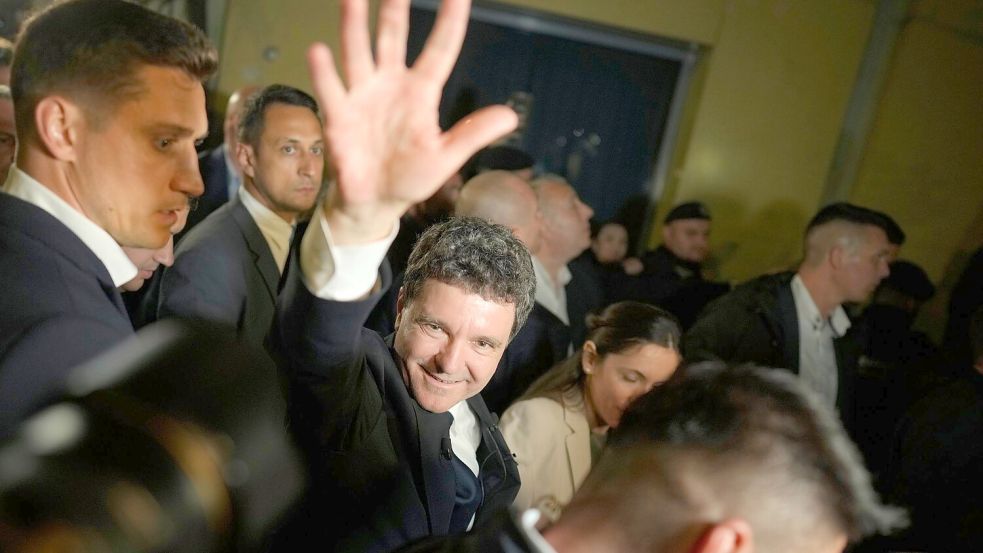 Nach Auszählung der Stimmen fast aller Wahllokale lag Dan uneinholbar vor dem Rechtspopulisten Simion. Foto: Vadim Ghirda/AP/dpa