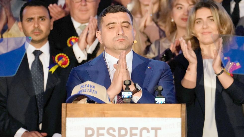 Der unterlegene Rechtspopulist Simion hatte sich weit vor dem Ende der Auszählung und entgegen der Prognosen zum Sieger erklärt. Foto: Vadim Ghirda/AP/dpa