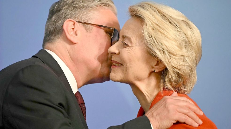 Die Chemie zwischen dem britischen Premier Keir Starmer und EU-Kommissionschefin von der Leyen stimmt schon mal. (Archivbild) Foto: Justin Tallis/Pool AFP via AP/dpa