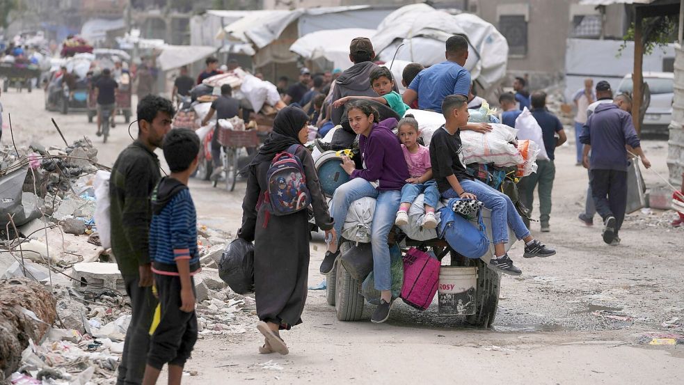 Israels neue Großoffensive zwingt die Menschen in Gaza erneut zur Flucht innerhalb des abgeriegelten Küstenstreifens. Foto: Jehad Alshrafi/AP/dpa