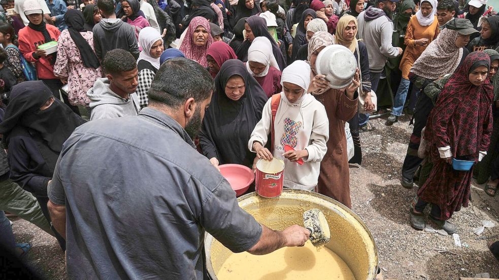 Um zu überleben, sind die Menschen im Gazastreifen auf Hilfe von außen angewiesen. (Archivbild) Foto: Abdel Kareem Hana/AP/dpa