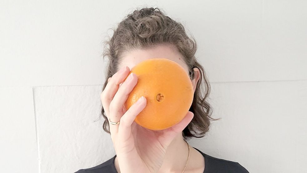 Mara kann keine Orangen essen und nicht einmal Orangensaft mit Fruchtfleisch trinken. Reiner Saft ist für sie aber kein Problem. Foto: Privat/dpa
