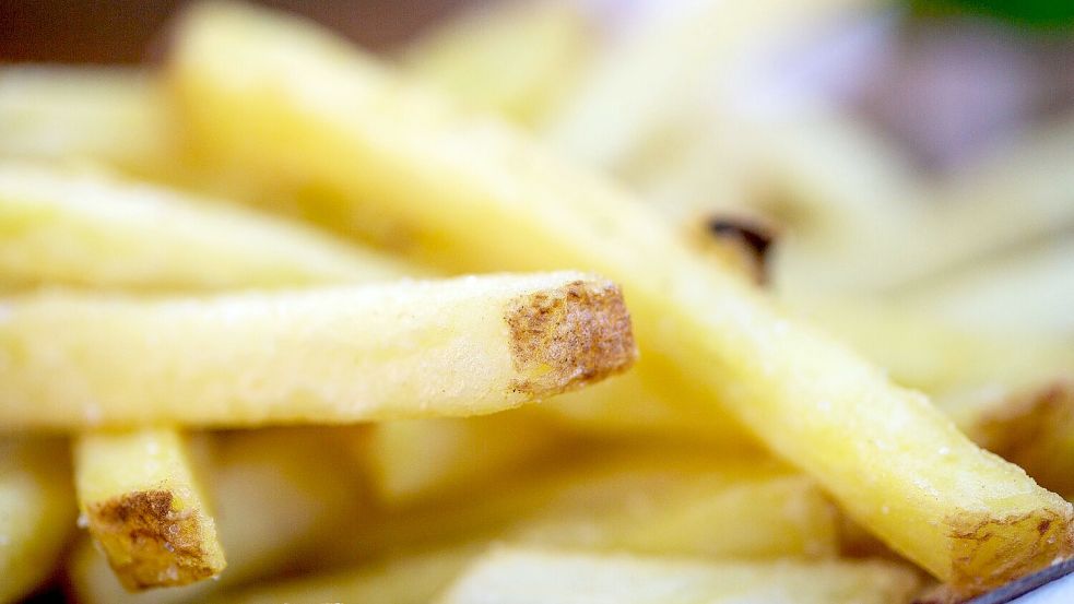 Viele Arfid-Betroffene essen Pommes und sind daher sogar übergewichtig. (Archivbild) Foto: picture alliance/dpa
