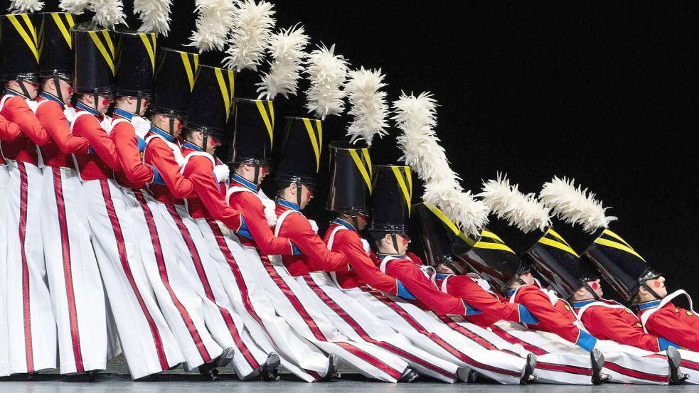 Die „Rockettes“ tanzen die Parade der Holzsoldaten während der Weihnachtshow. (Archivbild) Foto: Julia Demaree Nikhinson/AP/dpa