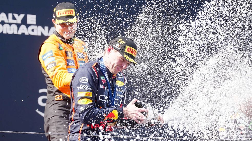 Max Verstappen (vorn) lieferte in Imola eine Lehrstunde für Oscar Piastri. Foto: David Davies/PA Wire/dpa