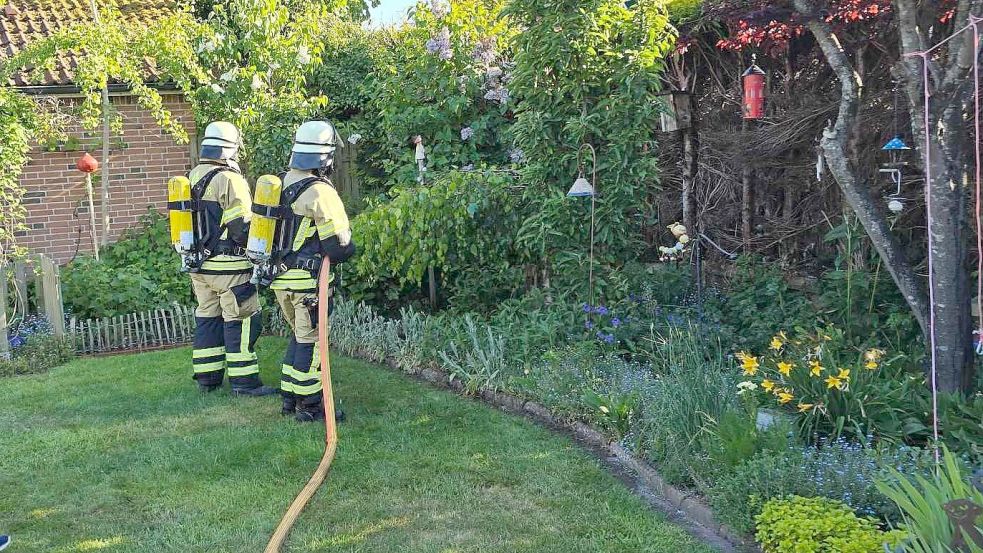 Die Feuerwehr löschte unter anderem die brennende Hecke. Foto: privat