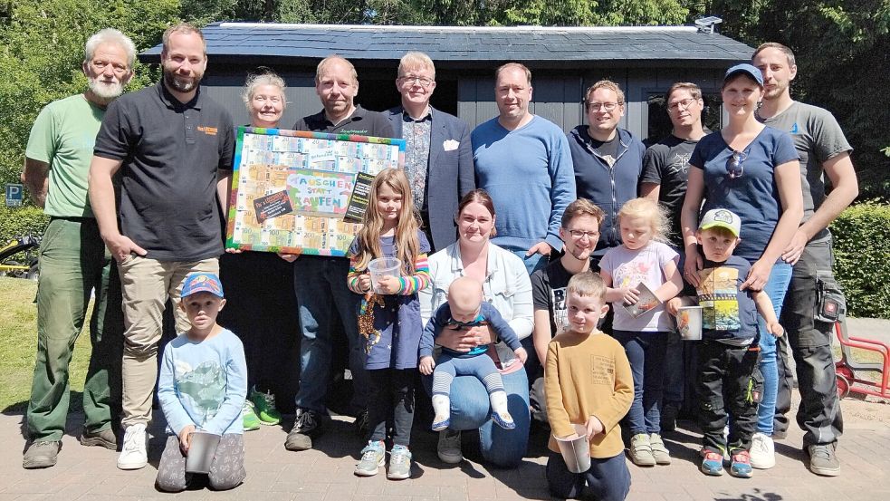 Hartmut Heinen (hinten, von links) Florian Sangen (Flo’s Löschbude), Silke Voskuhl-Hanneboohm (Mutter, Elternbeirat), Thomas Hannebohm (Verein Straßenanker), Bernhard Groyen (Kirchenvorstand), Rainer Dornbusch (Elternbeirat), Joshua Schulz, Dirk Schomacker (Elternbeirat), Manuela Blank (Elternbeirat), Sven Blank; (Mitte von links) Dario, Liza, Jennifer Dornbusch (Elternbeirat), Marco Neufend (Elternbeirat), Junia, Fabian; (vorne) Malte, Hannes. Fotos: Clarissa Scherzer