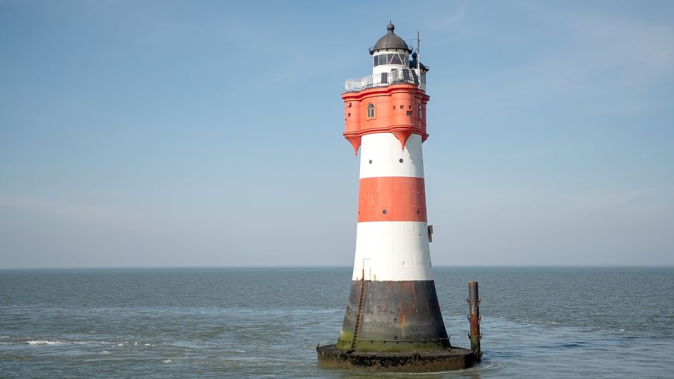 Seit mehr als 150 Jahren steht der Leuchtturm „Roter Sand” weit vor der niedersächsischen Küste in der Nordsee. Foto: dpa/ Sina Schuldt