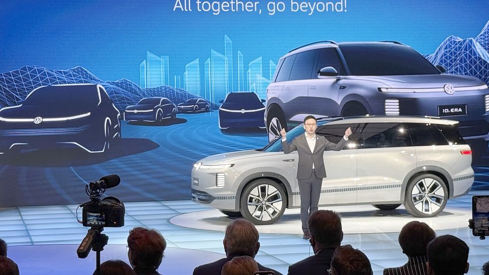 VW hat auf der Automesse in Shanghai seinen ersten Wagen mit „Range Extender“ vorgestellt. Dabei erzeugt ein Benzinmotor Strom für den Elektroantrieb. Foto: Tobias Schmidt