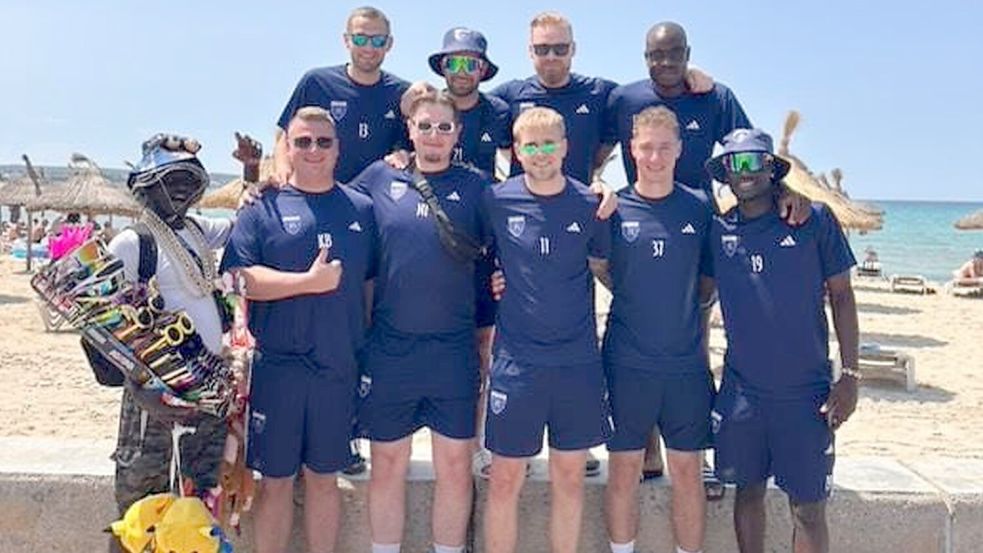 Ein Gruppenfoto von Kickers Emden am Ballermann: Ein Strandverkäufer (links) ist auch mit auf dem Bild – Emdens Physiotherapeut Hendrik Peters fehlt dagegen. Foto: Privat