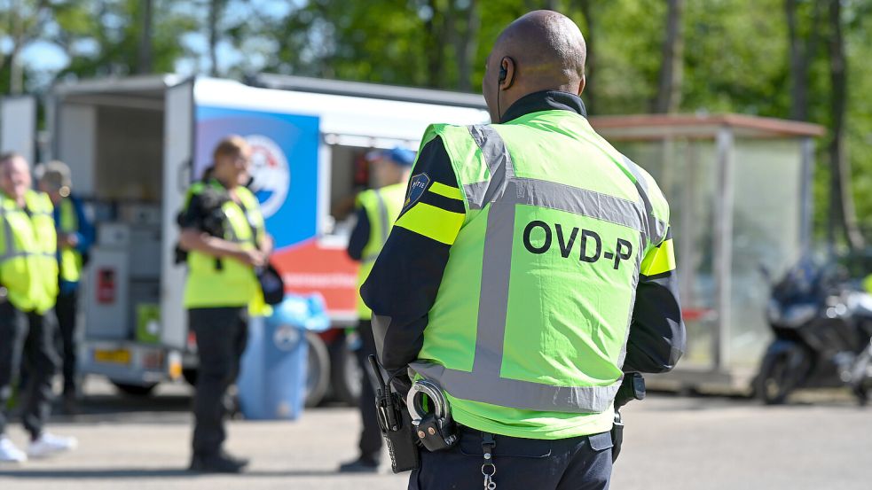 Am Montag gab es eine groß angelegte Suche nach den vermissten Kindern Jeffrey und Emma. Der Einsatzleiter der niederländischen Polizei OVD-P steht am Sammelort für Einsatzkräfte. Foto: Lars Penning/dpa