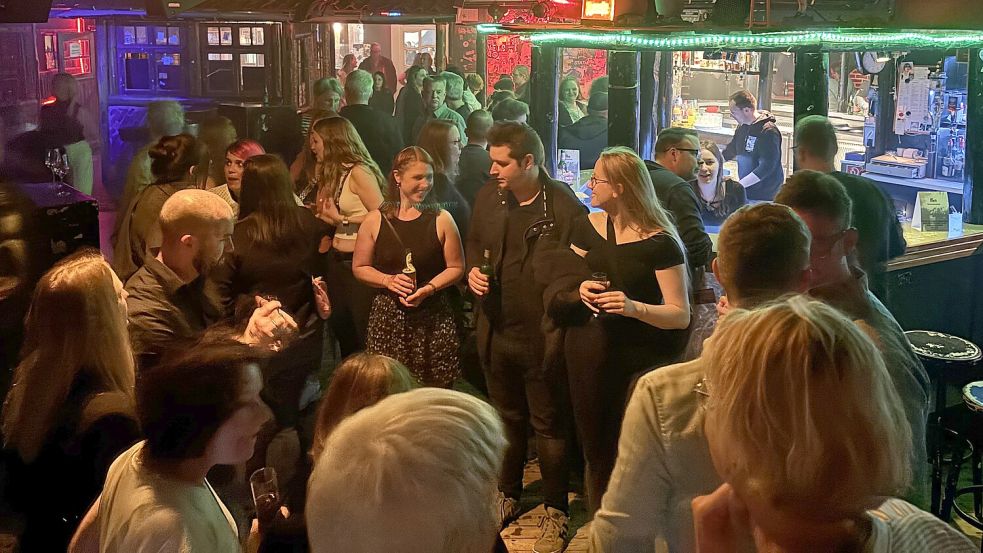 Rund 500 Ehemalige des Schulzentrums Collhusen feierten am Samstagabend in der Diskothek Limit in Ihrhove. Diese Party war eine der zahlreichen Aktionen der vergangenen Monate anlässlich des 50-jährigen Bestehns des Schulzentrums Collhusen. Foto: Marius Ammermann