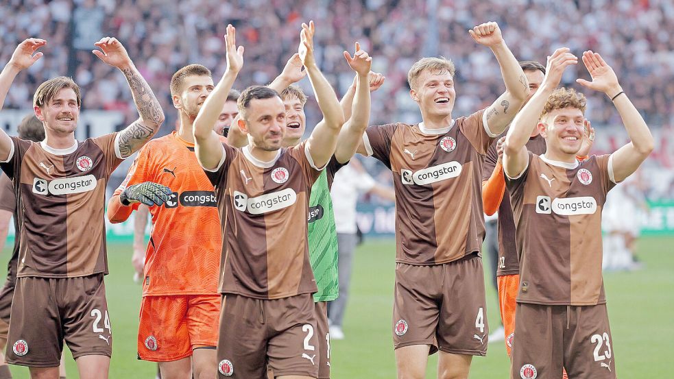 Bereits am vorletzten Spieltag feierte der FC St. Pauli in Frankfurt den Klassenerhalt in der Bundesliga. Foto: Imago