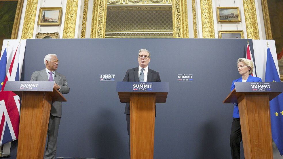 Der britische Premierminister Keir Starmer (Mitte) mit der Präsidentin der Europäischen Kommission, Ursula von der Leyen, und dem Präsidenten des Europäischen Rates, Antonio Costa. Foto: Carl Court/dpa/Getty Images Europe Pool