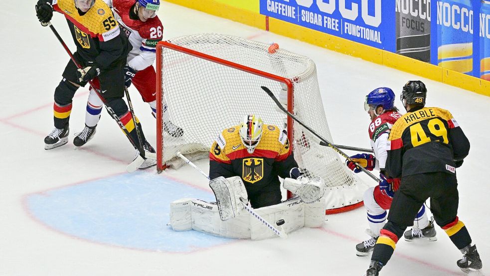 Deutschlands Torhüter Mathias Niederberger überzeugte gegen Weltmeister Tschechien mit guten Paraden. Foto: ·imánek Vít/CTK/dpa