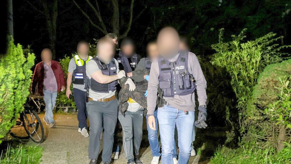 Bei dem Festgenommenen handelt es sich laut Polizei „mit an Sicherheit grenzender Wahrscheinlichkeit“ um den gesuchten Tatverdächtigen. Foto: Tim Oelbermann/dpa