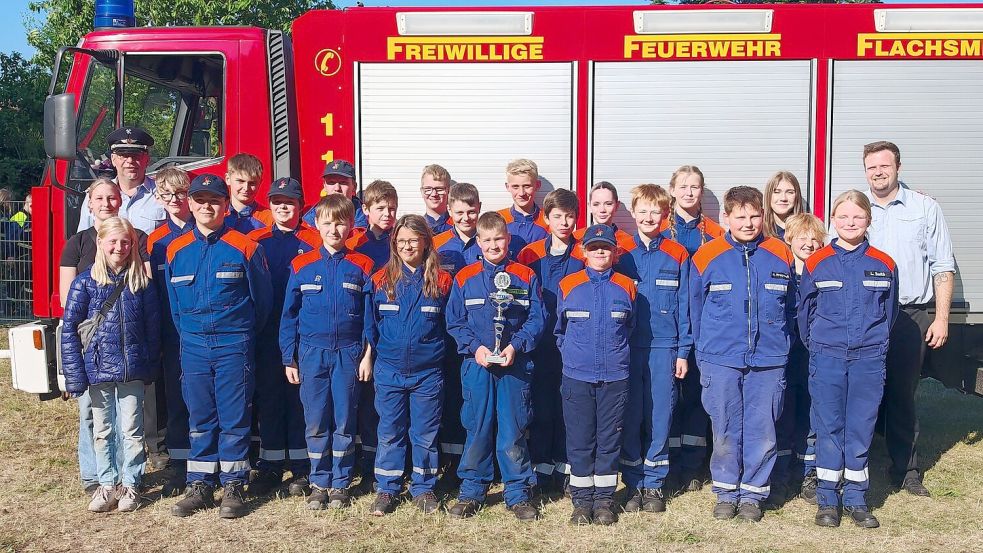 Die Jugendfeuerwehr Flachsmeer feierte das 50-jährige Bestehen. Bei den Wettkämpfen vor heimischer Kulisse belegte sie den dritten Platz. Foto: Bruns / Feuerwehr Westoverledingen