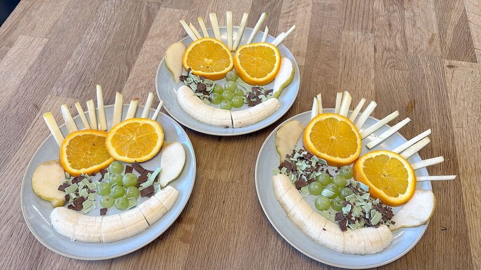 Da wird Gesundes zum Erlebnis: Als Mittagssnack nach der Schule eignen sich schnell zubereitete Obstgesichter – und auch ein paar Schokostreusel dürfen dabei sein. Foto: Mike Röser
