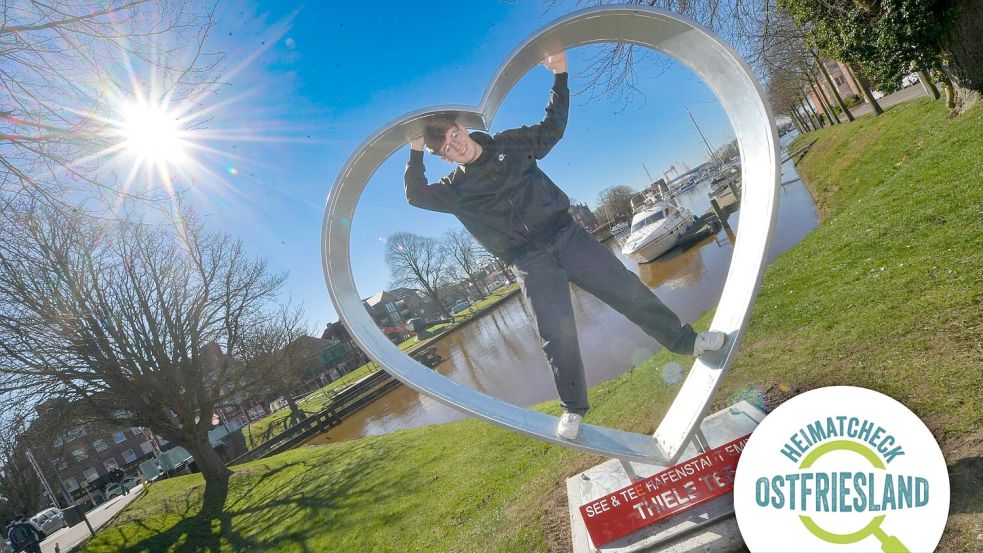 Ein Herz für Emden: Im wortwörtlichen Sinne steht die von der Firma Thiele Tee gestiftete Skulptur für schöne Fotos am Falderndelft, im übertragenen Sinne haben viele Emderinnen und Emder ihre Stadt fest ins Herz geschlossen. Das zeigen Kommentare in unserer Heimatcheck-Umfrage. Foto: Klaus Ortgies/Archiv