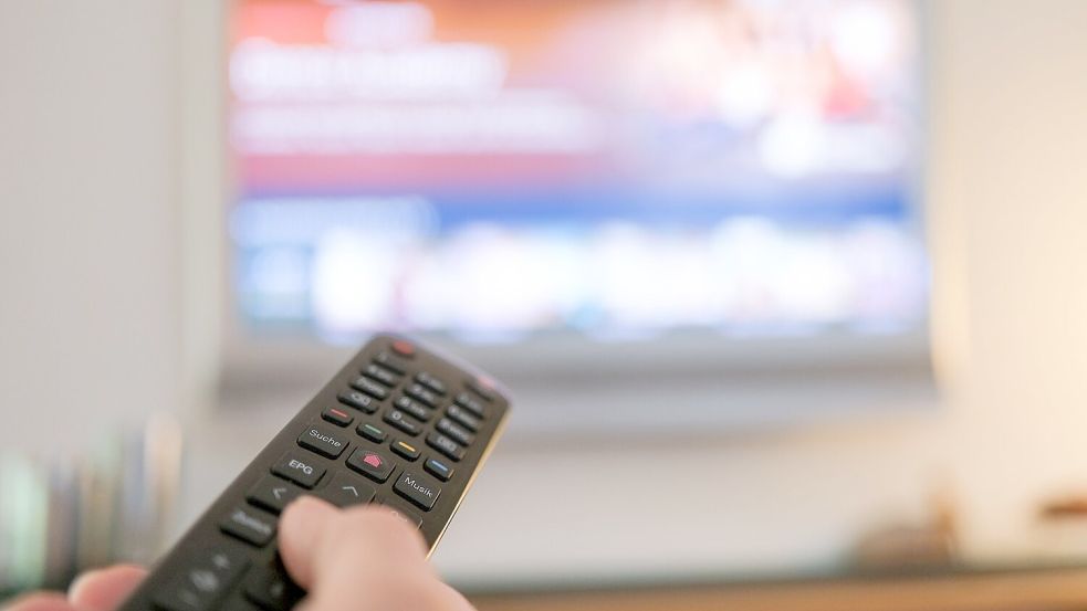 Auf dem Sofa sitzen und auf dem Fernseher herumzappen - für viele Menschen ein eingespieltes Ritual und für Vodafone jahrzehntelang ein einträgliches Geschäft. Foto: Bernd Weißbrod/dpa