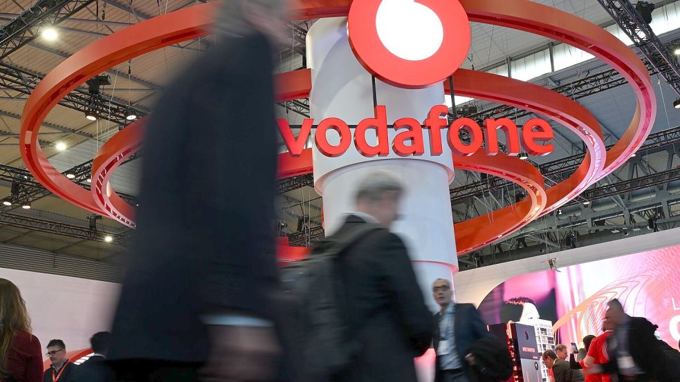 Der Vodafone-Messestand bei der Internetmesse MWC in Barcelona - in Deutschland ist die Firma angesichts abnehmender Fernseheinnahmen unter Druck. Foto: Wolf von Dewitz/dpa