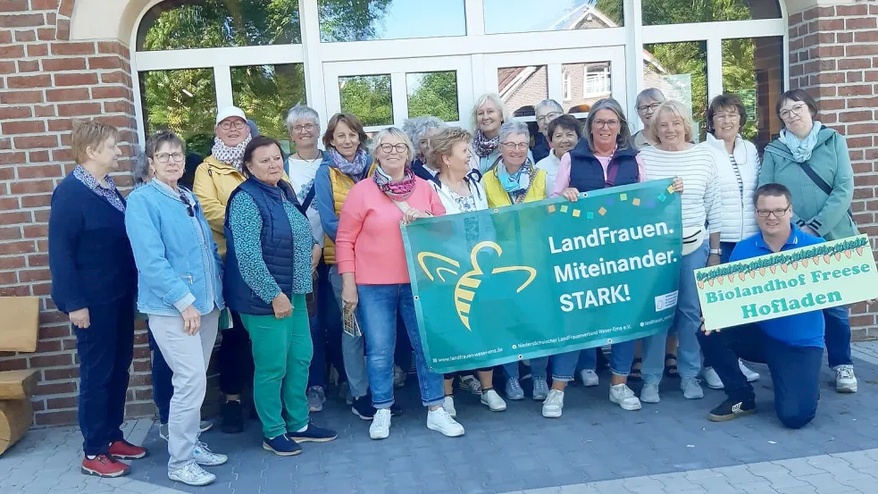 Die Saterländer Landfrauen unternahmen eine Fahrradtour zum Biolandhof Freese in Rhauderfehn. Dort ließen sie sich von Heike Freese (vorne rechts, knieend) den Hof und die Außenanlagen zeigen. Foto: privat