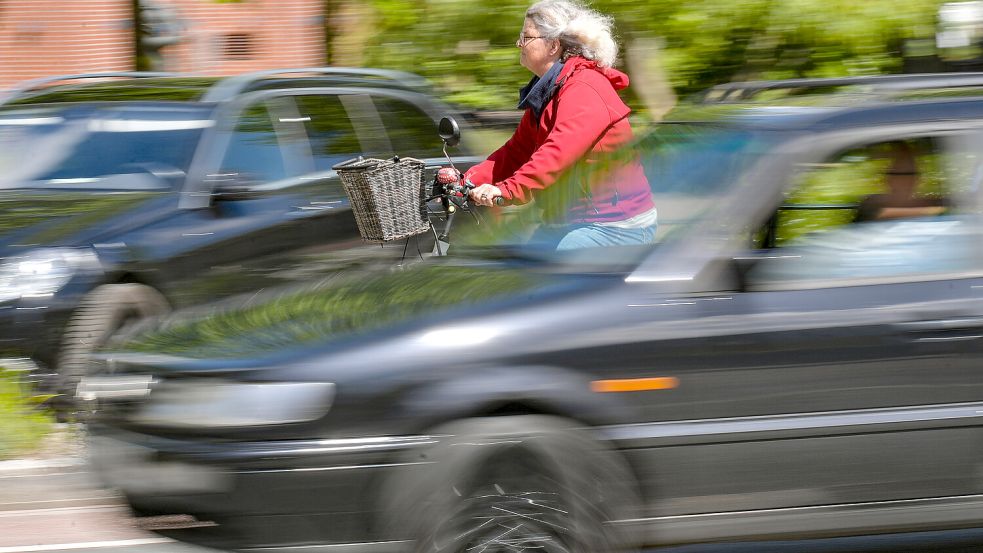 Seit 2020 müssen Autofahrer einen größeren Abstand zu Radfahrern einhalten. Foto: Klaus Ortgies/Archiv