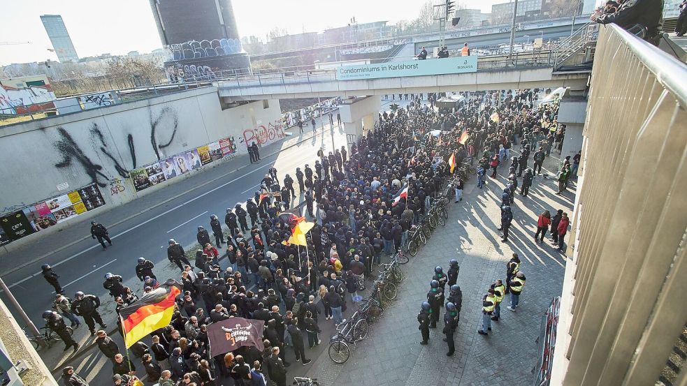 Demonstrationen von Rechtsextremisten waren zuletzt häufiger von Gegendemonstrationen begleitet. (Archivfoto) Foto: -/dpa