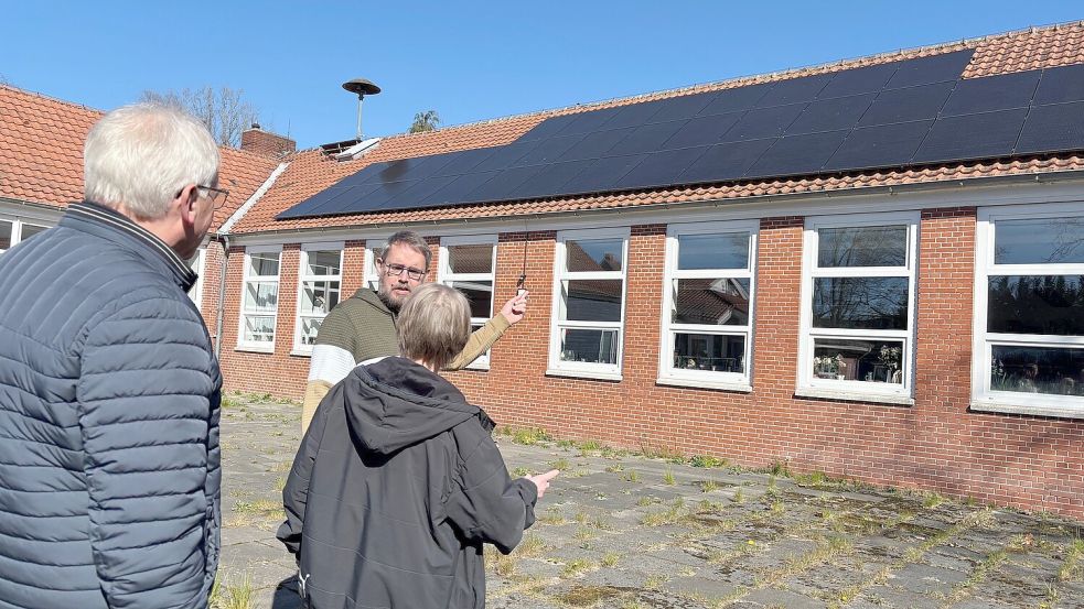 Mit der Förderung konnte eine neue Photovoltaikanlage auf dem Tafelgebäude in Klostermoor installiert und in Betrieb genommen werden. Auf dem Foto stehen (von links) Helmut Fennen (AKSR-Geschäftsführer), Uwe Schulz (Tafel-Mitarbeiter) und Anne Rother. Foto: AKSR Rhauderfehn