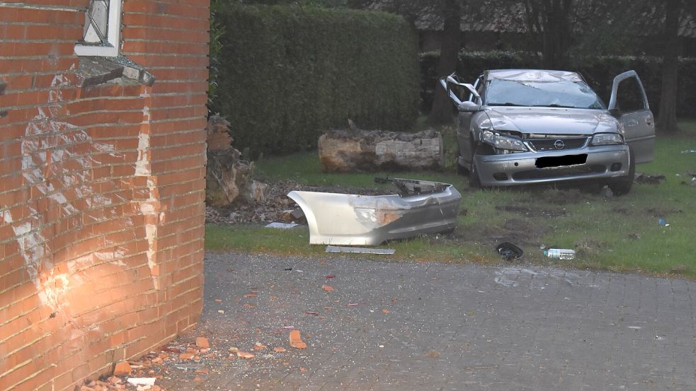 Der Fahrer konnte sich selbst aus dem Auto befreien. Foto: Polizei