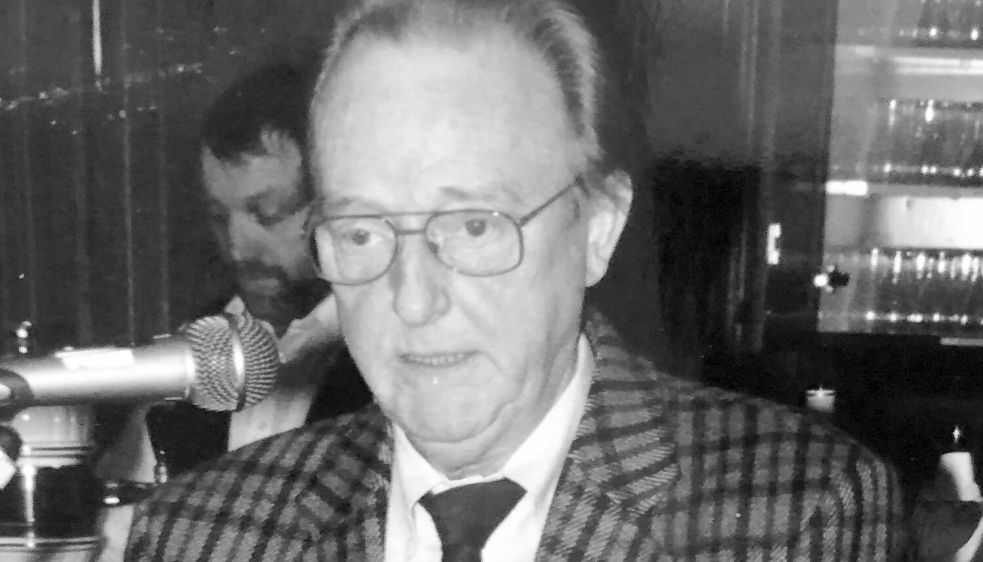 Das Foto stammt aus dem Jahr 1996 und zeigt Klaus Eikens, der während der Verabschiedung von Gerhard Hartema, dem damaligen Westoverledinger Gemeindedirektor, eine Rede hielt. Foto: Gemeinde Westoverledingen/Archiv