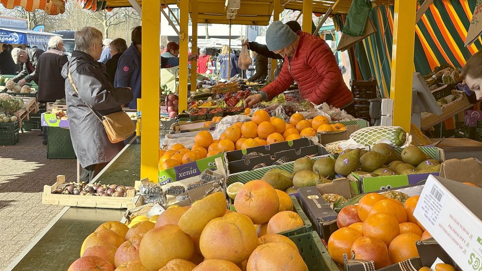 Frisches Obst und Gemüse gibt es auf dem Rhauderfehner Wochenmarkt das ganze Jahr über. Der Markt findet immer am Donnerstagvormittag statt. Foto: Janßen