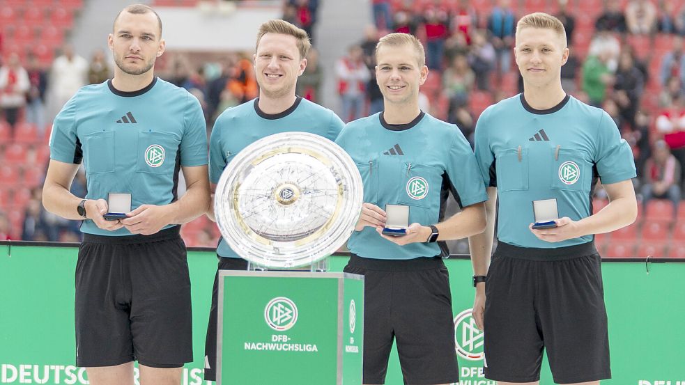 Bei der Siegerehrung wurde natürlich auch den Schiedsrichtern gedankt. Oliver Haan (rechts) war mit Jonathan Paul (links) Assistent von Jan Krause (neben Haan). Maurice Stubenbach kam als 4. Offizieller zum Einsatz. Fotos: Imago