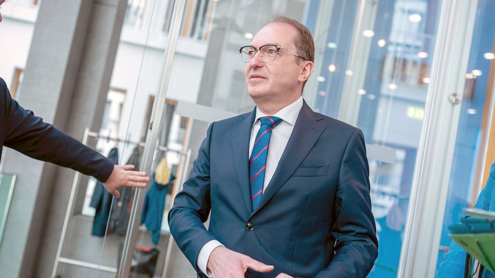 Bei der Vorstellung der Jahresstatistik zur politisch motivierten Kriminalität wurde Bundesinnenminister Alexander Dobrindt (CSU) auch nach der AfD gefragt. Foto: Michael Kappeler/dpa
