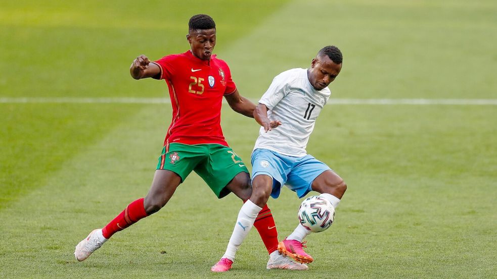 Der israelische Nationalspieler Gadi Kinda (r), hier im Zweikampf mit Portugals Nuno Mendes, ist gestorben. Foto: Armando Franca/AP/dpa