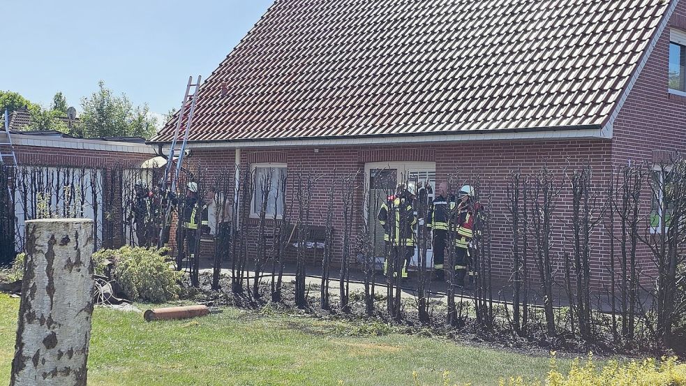 Die Einsatzkräfte der Feuerwehren Völlenerfehn und Völlenerkönigsfehn verhinderten ein Übergreifen auf angrenzende Gebäude. Foto: Markus Bruns/Feuerwehr Westoverledingen