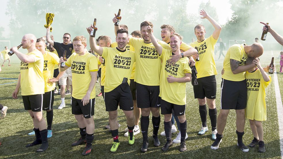 2023 feierte der TuS Hinte den Sprung in die Bezirksliga. Nach dem Direktabstieg folgt nun die Meisterparty. Foto: Doden