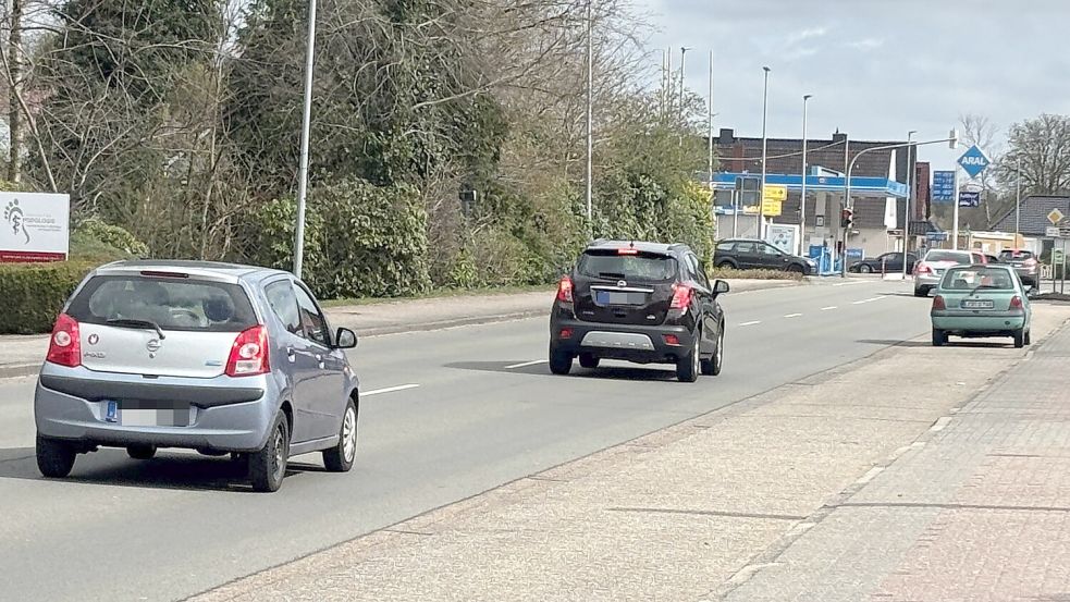Die Wittensander Straße in der Gemeinde Saterland sowie die Hauptstraße in Ostrhauderfehn (Foto) werden von Juni bis Oktober 2025 in zwei Bauabschnitten erneuert. Foto: Henrik Zein