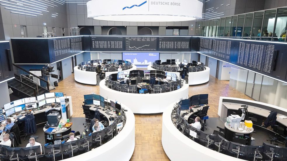 Handelssaal der Deutschen Börse: Trotz vieler Krisen eilt der Dax von Rekord zu Rekord (Archivbild) Foto: Boris Roessler/dpa