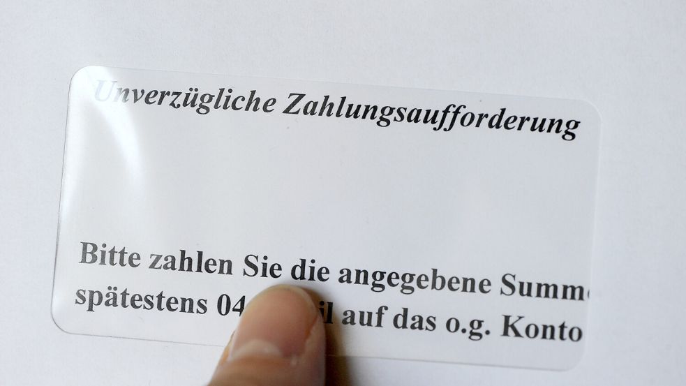 Wer ein Schreiben eines angeblichen Inkassobüros aus Leer mit einem Vollstreckungsbescheid des Amtsgerichts Leer im Briefkasten findet, sollte damit zur Polizei gehen. Es handelt sich um einen Betrugsversuch. Symbolfoto: dpa/Jens Kalaene