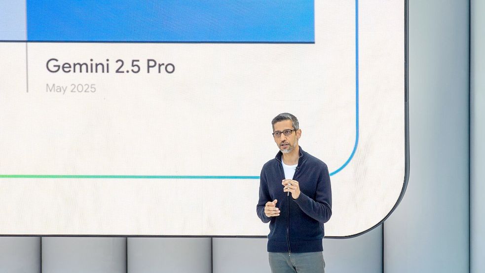 Google-Chef Sundar Pichai spricht über Gemini, Googles Antwort auf ChatGPT und Co. Foto: Andrej Sokolow/dpa