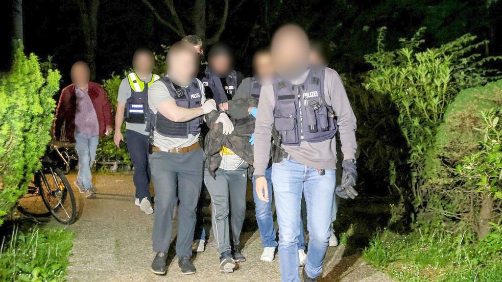 Am Montagabend nimmt die Polizei den Verdächtigen fest. Foto: Tim Oelbermann/dpa