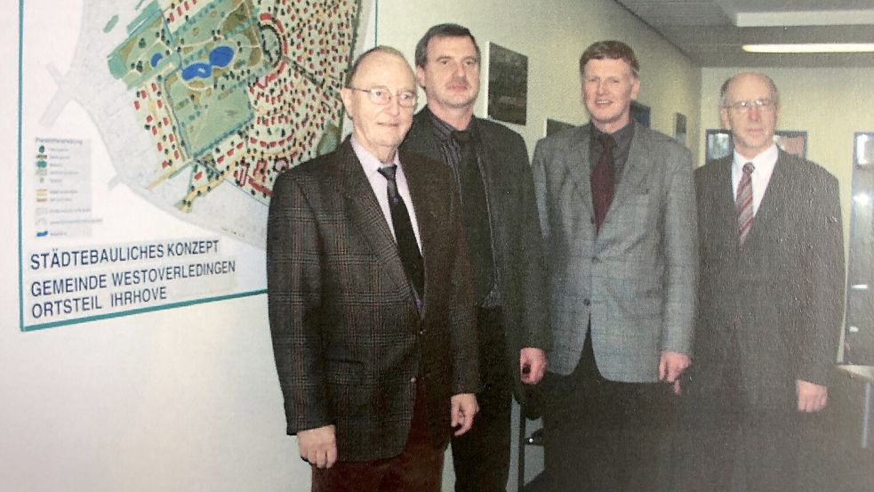 Das Foto aus dem Jahr 2005 zeigt (von links) Klaus Eikens, den damaligen Bauamtsleiter Werner Reimers, den damaligen 1. Gemeinderat Heinz Müller und Meinhard Schmidt, der zu dem Zeitpunkt Bürgermeister der Gemeinde Westoverledingen war. Foto: Gemeinde Westoverledingen/Archiv